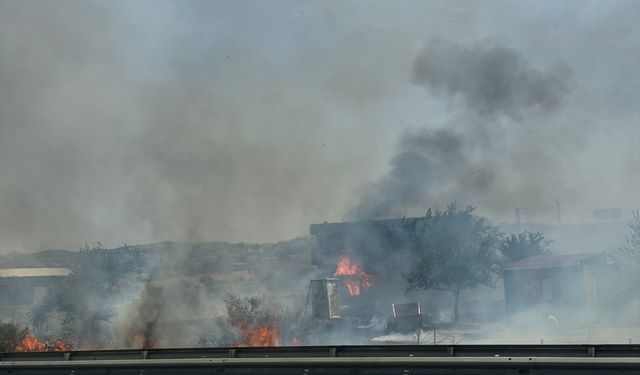 Seferihisar'da ev ve işletmede çıkan yangın hasara neden oldu