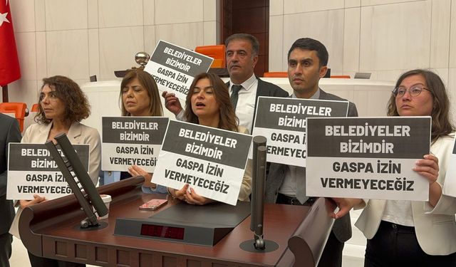 DEM Partili milletvekilleri kürsüyü işgal etti