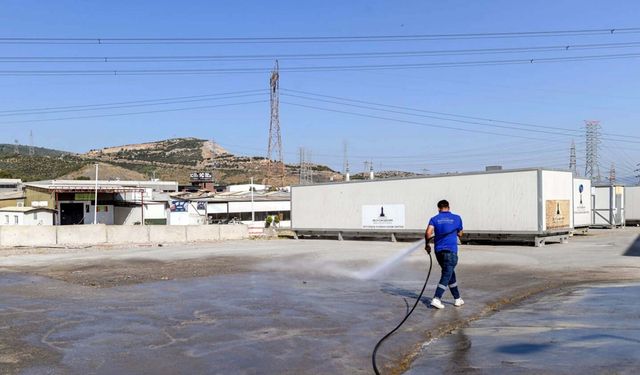 İzmir Büyükşehir Belediyesi temizlik ekipleri sahada