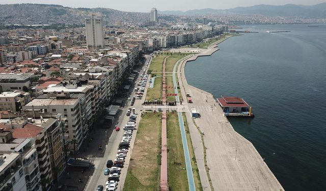 İzmir'de sıcak hava nedeniyle Kordon boş kaldı