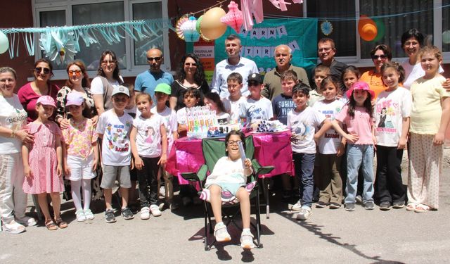 Serebral palsi hastası Asrın'a evinin önünde karne töreni