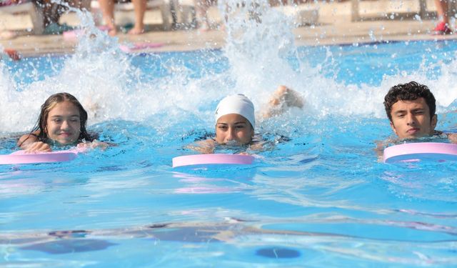 Bayraklı'da çocuklar için yüzme kursu