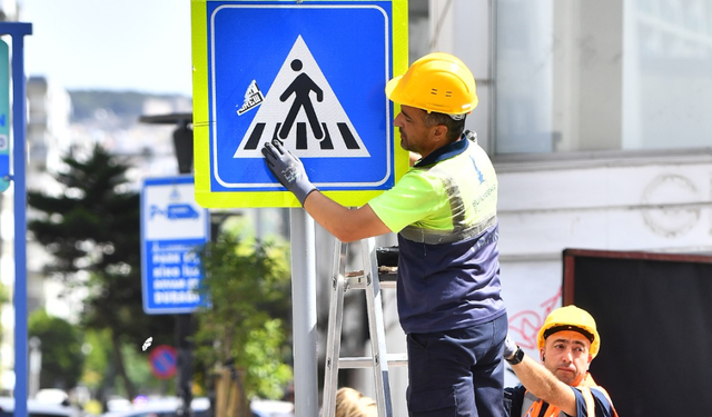 Büyükşehir yılda 15 bin trafik levhası monte ediyor