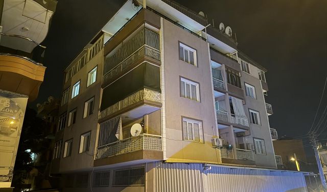 İzmir'de bir kişi eşini boğarak öldürdükten sonra hayatına son verdi