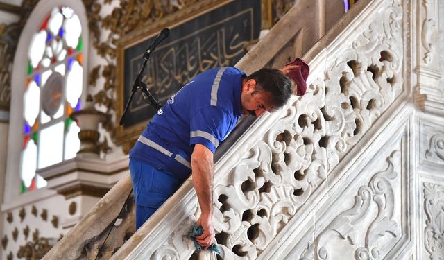 İzmir’in ibadethanelerinde bayram temizliği