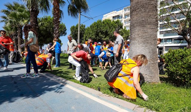 Karşıyaka gönüllülerinden sahil temizliği