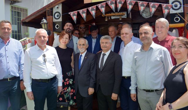 Gazetecilerin hocası Oğuzhan Kavaklı'nın adı kütüphaneye verildi