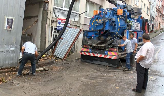 Sağanak yağmur nedeniyle bazı evleri su bastı