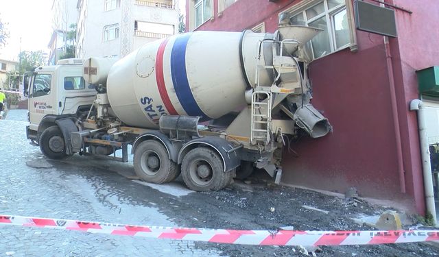 Beton mikseri binaya çarptı