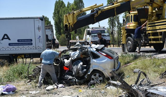 TIR'la çarpışan otomobildeki aile yok oldu!