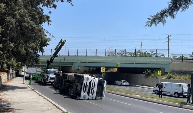 Bakırköy'de alt geçide çarpan tır devrildi