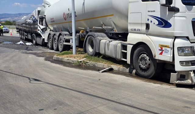 İki tır çarpıştı, bir sürücü yaralandı