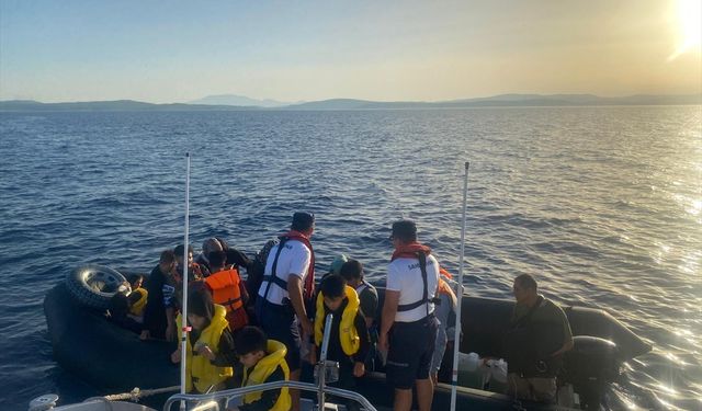 İzmir açıklarında 80 düzensiz göçmen yakalandı
