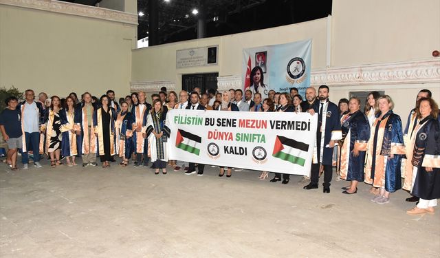 İzmir Demokrasi Üniversitesi mezuniyet töreninde Filistin'e destek mesajı verildi