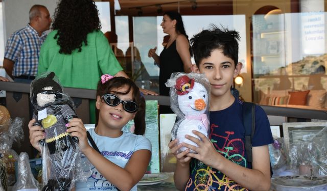 İzmir'de Gazze'ye yardım için "Hayır Çarşısı" kuruldu