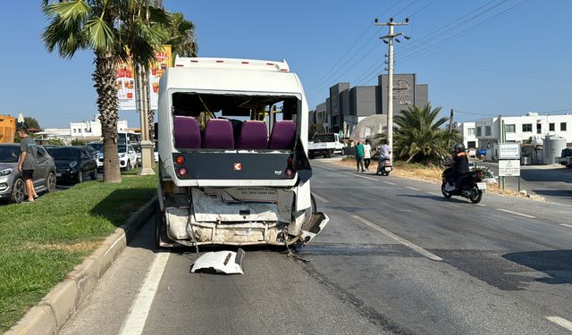 Otomobil ile minibüsün çarpıştığı kazada 14 kişi yaralandı