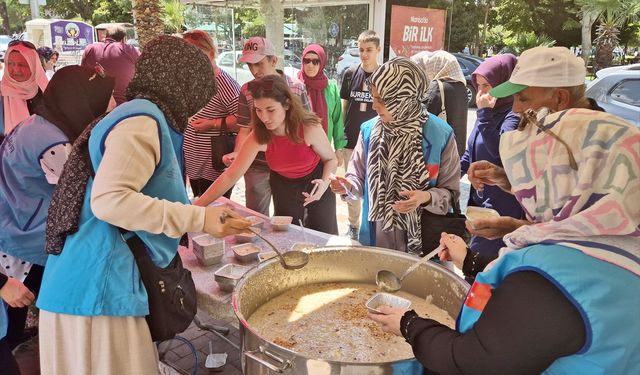 Turgutlu'da vatandaşlara aşure dağıtıldı