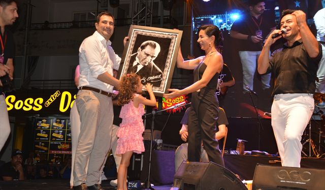 Türk Halk Müziği sanatçısı Özlem Özdil, Muğla'da konser verdi