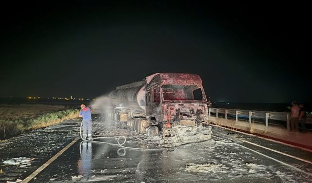 Akaryakıt yüklü tankerin kupası alev aldı