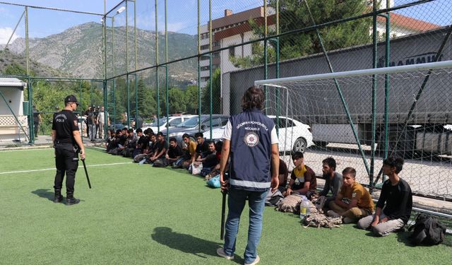 Alüminyum yüklü tırdan 23 kaçak göçmen çıktı