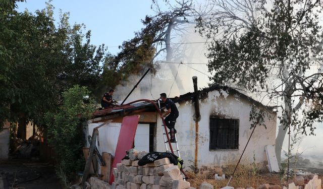 Antalya'da gecekondu yandı; kundaklama iddiası