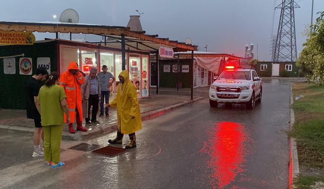 Araçlar suya gömüldü, kent genelinde elektrik kesintisi