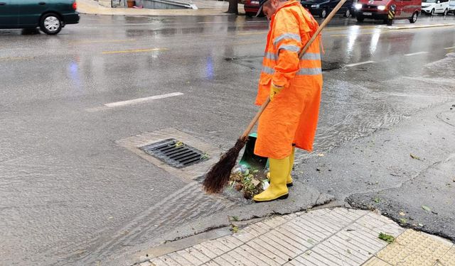 Araçlar yolda kaldı, ağaçlar devrildi