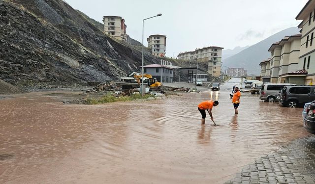 Artvin'in Yusufeli ilçesinde sağanak sele döndü