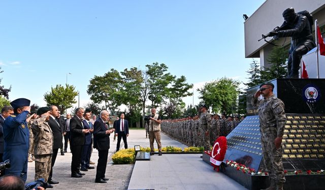 Bahçeli'den, 15 Temmuz'da bombalanan Özel Harekat Başkanlığı'na ziyaret