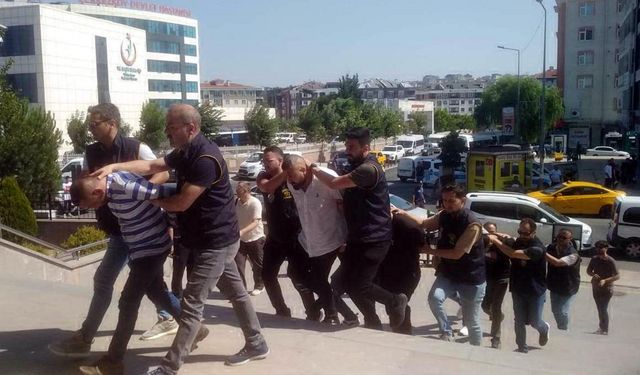 Çerkezköy'de suç örgütü operasyonunda yakalanan 8 kişi adliyede