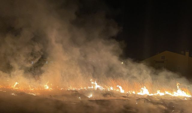 Çocukların attığı torpilden çıkan yangın evlere sıçramadan söndürüldü