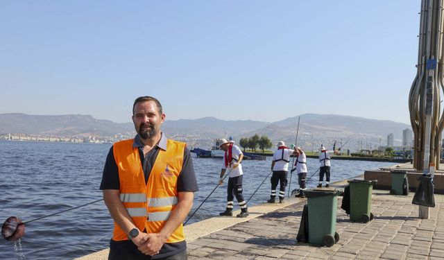 Deniz süpürgeleri ve yüzen bariyerler temiz körfez için çalışıyor