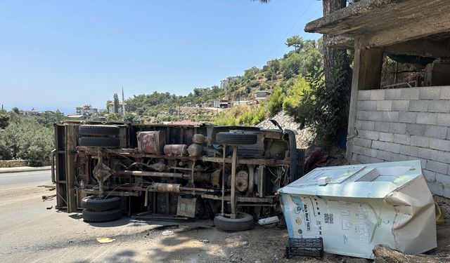 Devrilen kamyonetteki demir ve kalaslar yola saçıldı