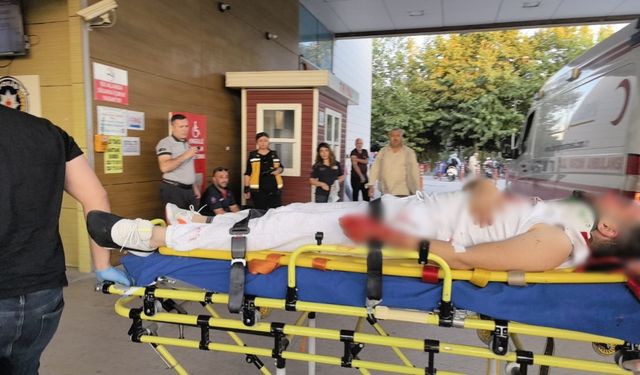 Devrilen motosiklet metrelerce sürüklendi, sürücü ağır yaralandı