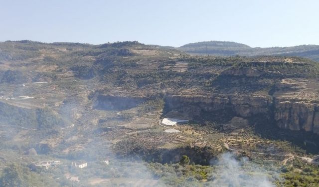 Ev yangını, ağaçlık alana sıçramadan söndürüldü