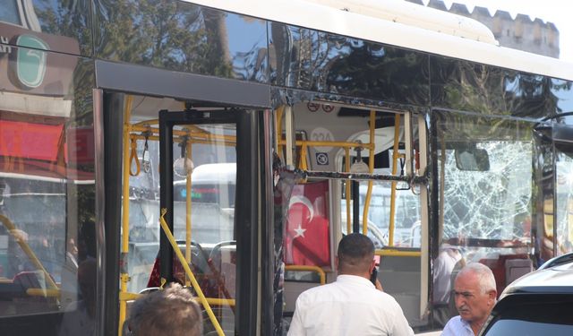 Freni boşalan halk otobüsü, kaldırımdaki yayalara çarptı