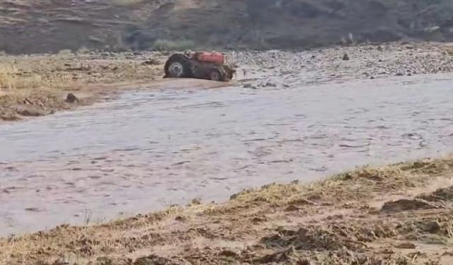 Gaziantep'te sağanak; dere taştı, traktör sürüklendi