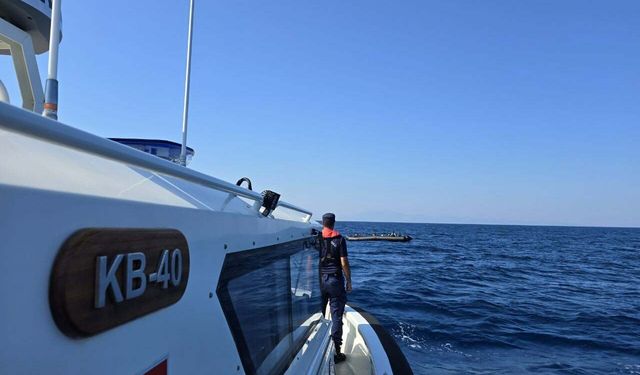 İzmir açıklarında 60 düzensiz göçmen yakalandı, 86 düzensiz göçmen kurtarıldı