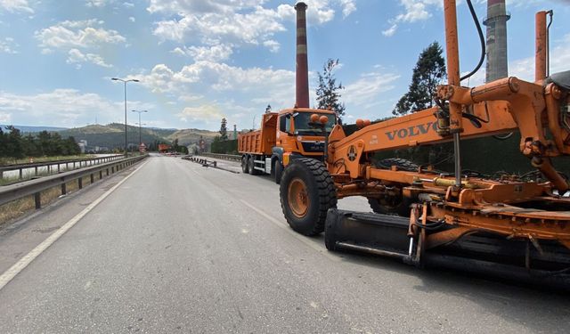 Kara yolundaki çökme, demir yolunu da ulaşıma kapattı