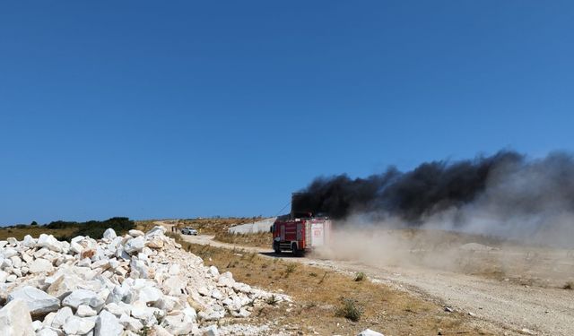 Katı atık aktarma tesisindeki yangın, üç saatte söndürüldü