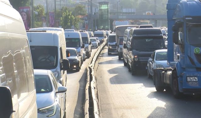 Küçükçekmece'de yol tartışması zincirleme kazayı getirdi: 13 yaralı