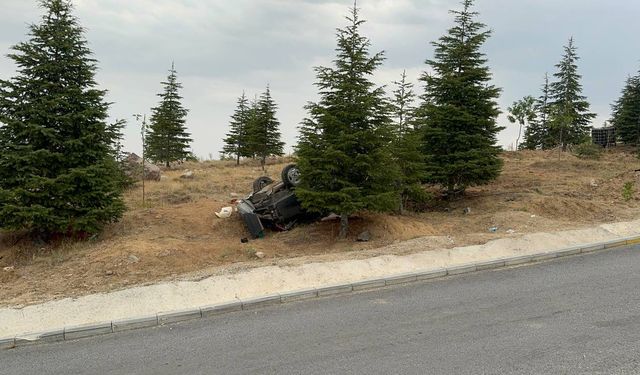 Piknikten dönen ailenin bulunduğu otomobil takla attı