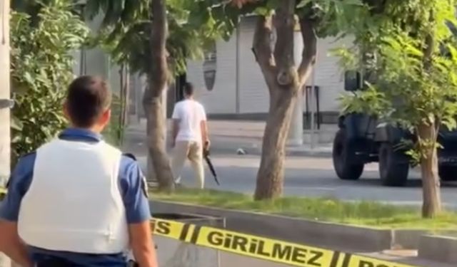 Polis merkezi önünde rastgele ateş etti, bacağından vurularak etkisiz hale getirildi.