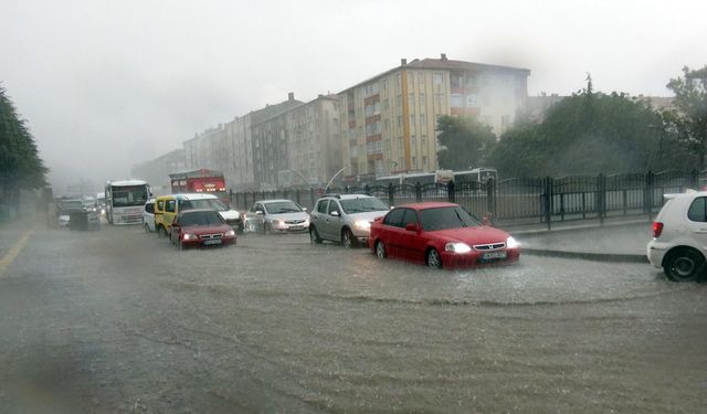 Şiddetli yağmur, caddeleri göle çevirdi