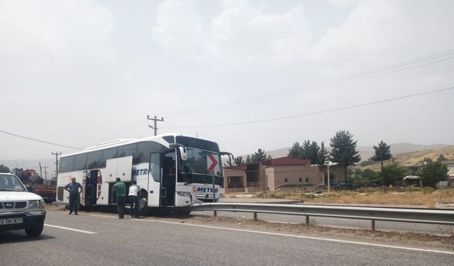 Siirt'te yolcu otobüsü, bariyerlere çarptı