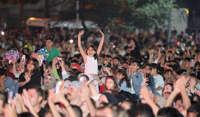 Sinan Akçıl Sultangazi'de konser verdi