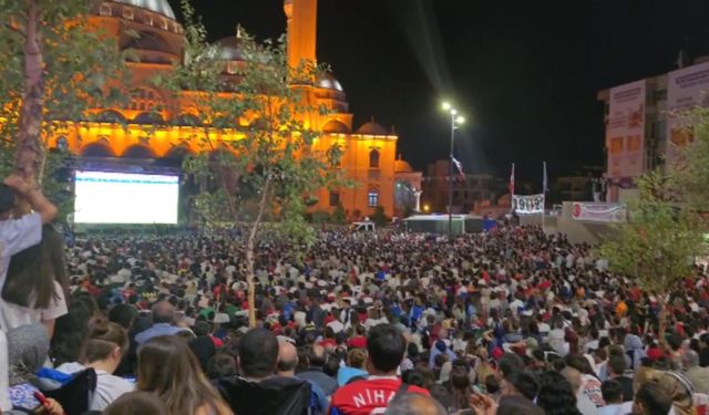 Türkiye milli maça kilitlendi; binlerce kişi maçı meydanlarda izledi