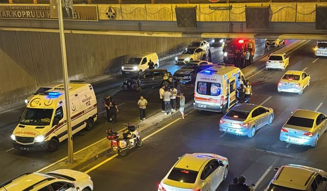 Üç otomobilin karıştığı zincirleme kazada sekiz kişi yaralandı