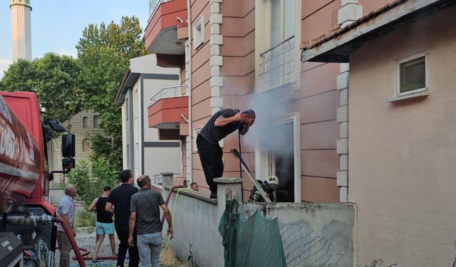 Yangında mahsur 1'i bebek 4 kişi, itfaiye merdiveniyle kurtarıldı