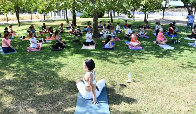 Çiğli'de açık hava yoga buluşmaları devam ediyor